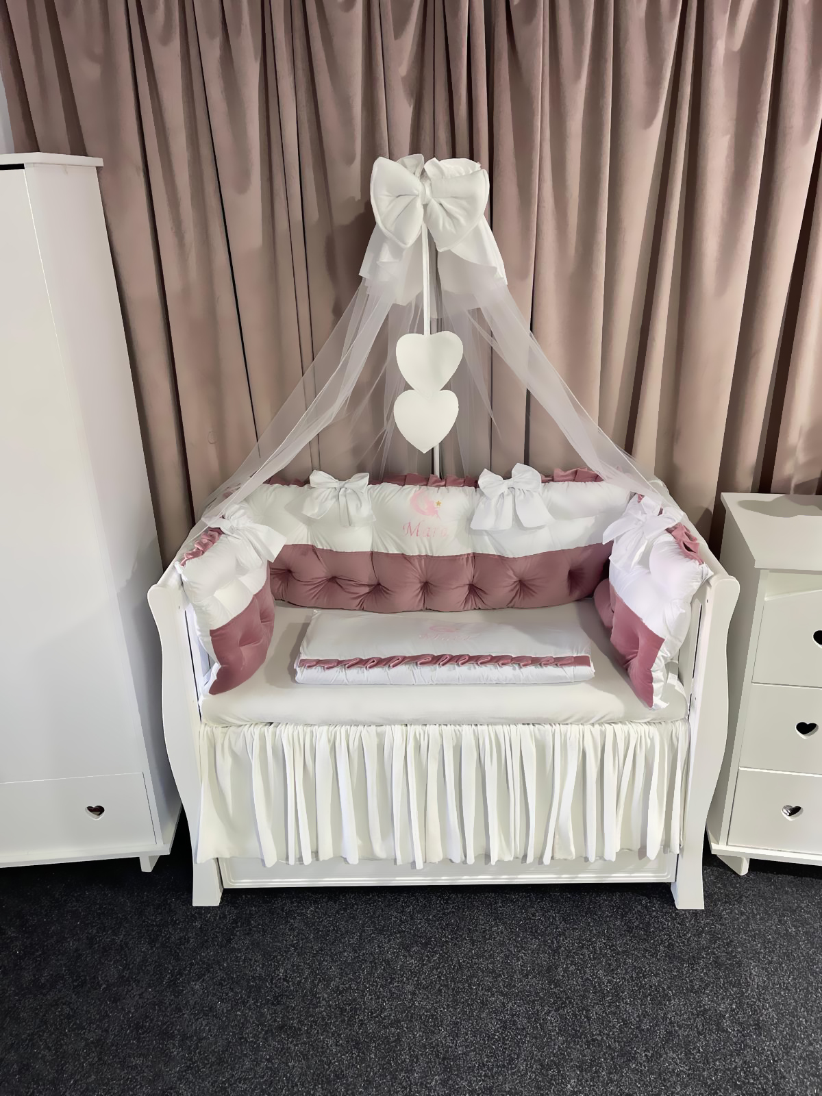 Set 11 piese Royal Catifea White–Pink – lenjerie pătuț premium, personalizabilă, din catifea alb-roz pentru bebeluși – PeppiBambini - imagine 5