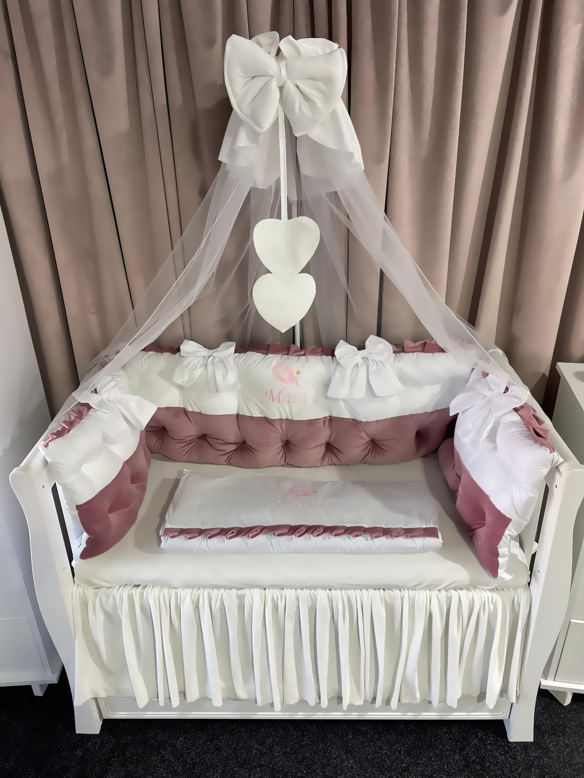 Set 11 piese Royal Catifea White–Pink – lenjerie pătuț premium, personalizabilă, din catifea alb-roz pentru bebeluși – PeppiBambini - imagine 4