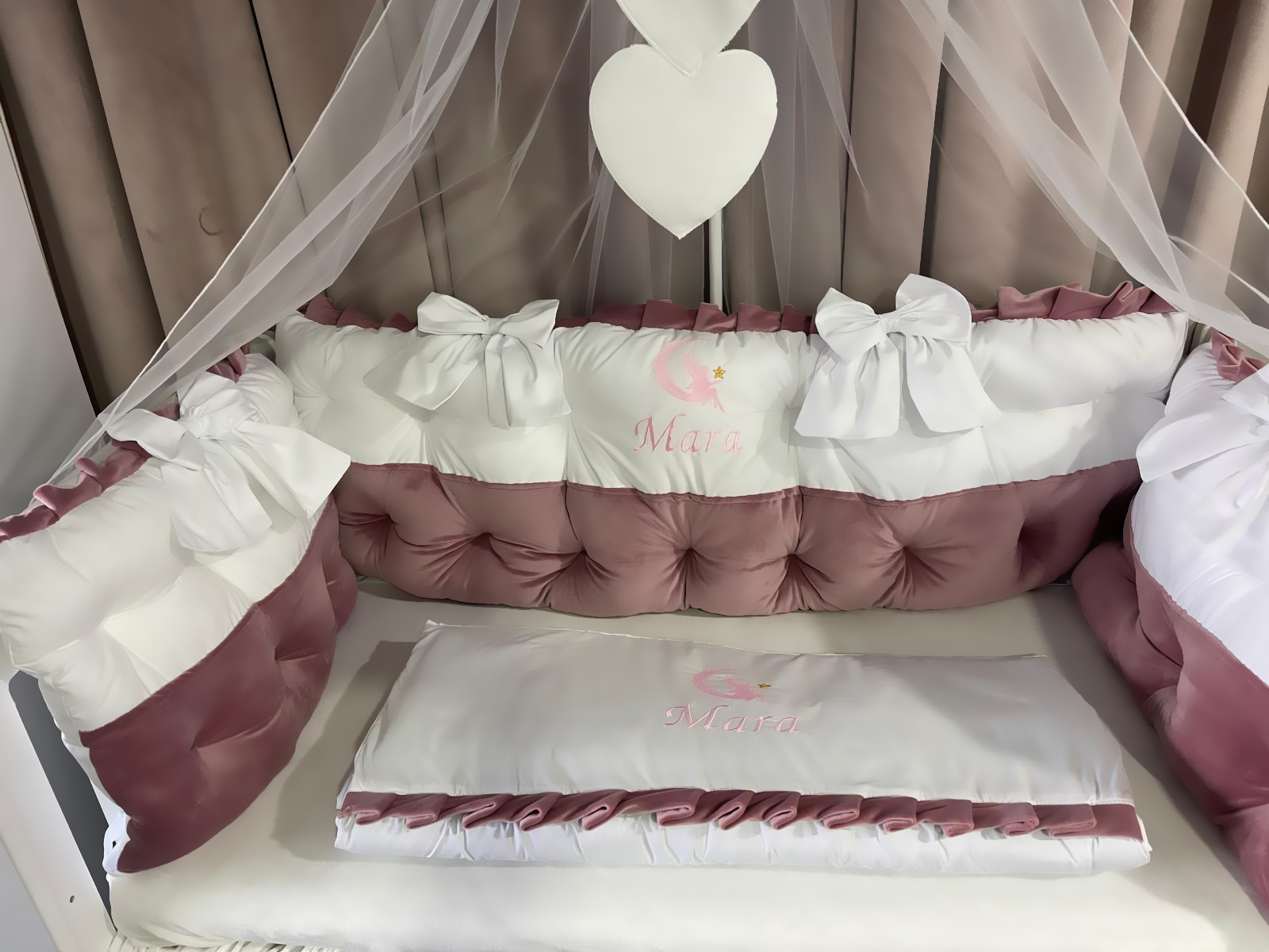 Set 11 piese Royal Catifea White–Pink – lenjerie pătuț premium, personalizabilă, din catifea alb-roz pentru bebeluși – PeppiBambini - imagine 2