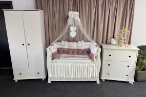 Set 11 piese Royal Catifea White–Pink – lenjerie pătuț premium, personalizabilă, din catifea alb-roz pentru bebeluși – PeppiBambini