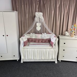 Set 11 piese Royal Catifea White–Pink – lenjerie pătuț premium, personalizabilă, din catifea alb-roz pentru bebeluși – PeppiBambini