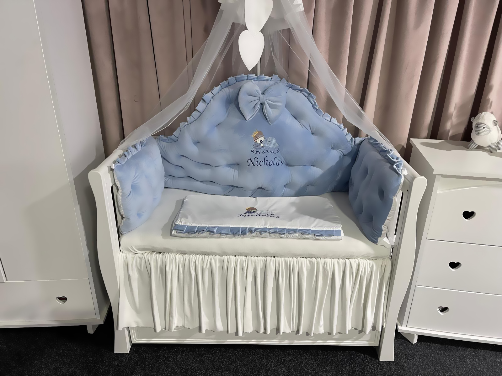 Set 11 piese Regal Catifea Blue – lenjerie pătuț premium, personalizabilă, din catifea albastru regal pentru bebeluși – PeppiBambini - imagine 5