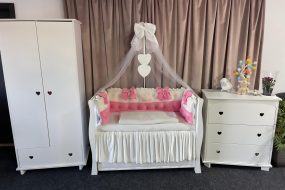 Set 11 piese Royal Catifea White–Pink – lenjerie pătuț premium, personalizabilă, din catifea alb-roz pentru bebeluși – PeppiBambini