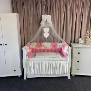 Set 11 piese Royal Catifea White–Pink – lenjerie pătuț premium, personalizabilă, din catifea alb-roz pentru bebeluși – PeppiBambini