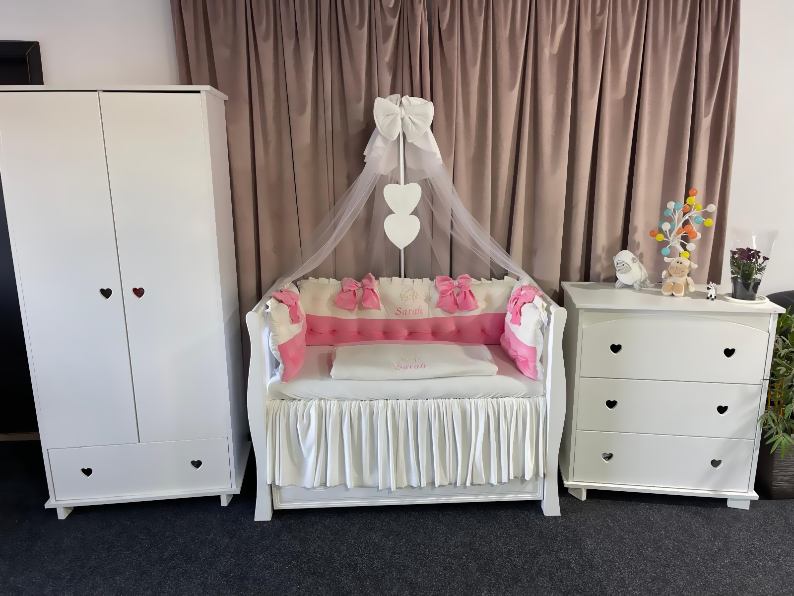 Set 11 piese Royal Catifea White–Pink – lenjerie pătuț premium, personalizabilă, din catifea alb-roz pentru bebeluși – PeppiBambini