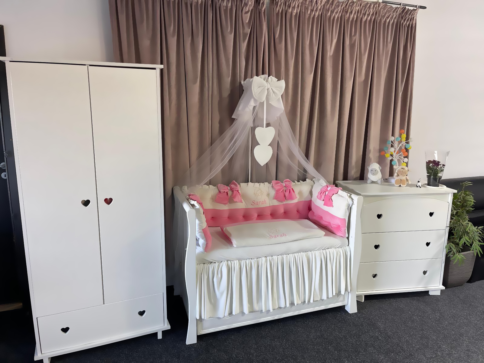 Set 11 piese Royal Catifea White–Pink – lenjerie pătuț premium, personalizabilă, din catifea alb-roz pentru bebeluși – PeppiBambini - imagine 6