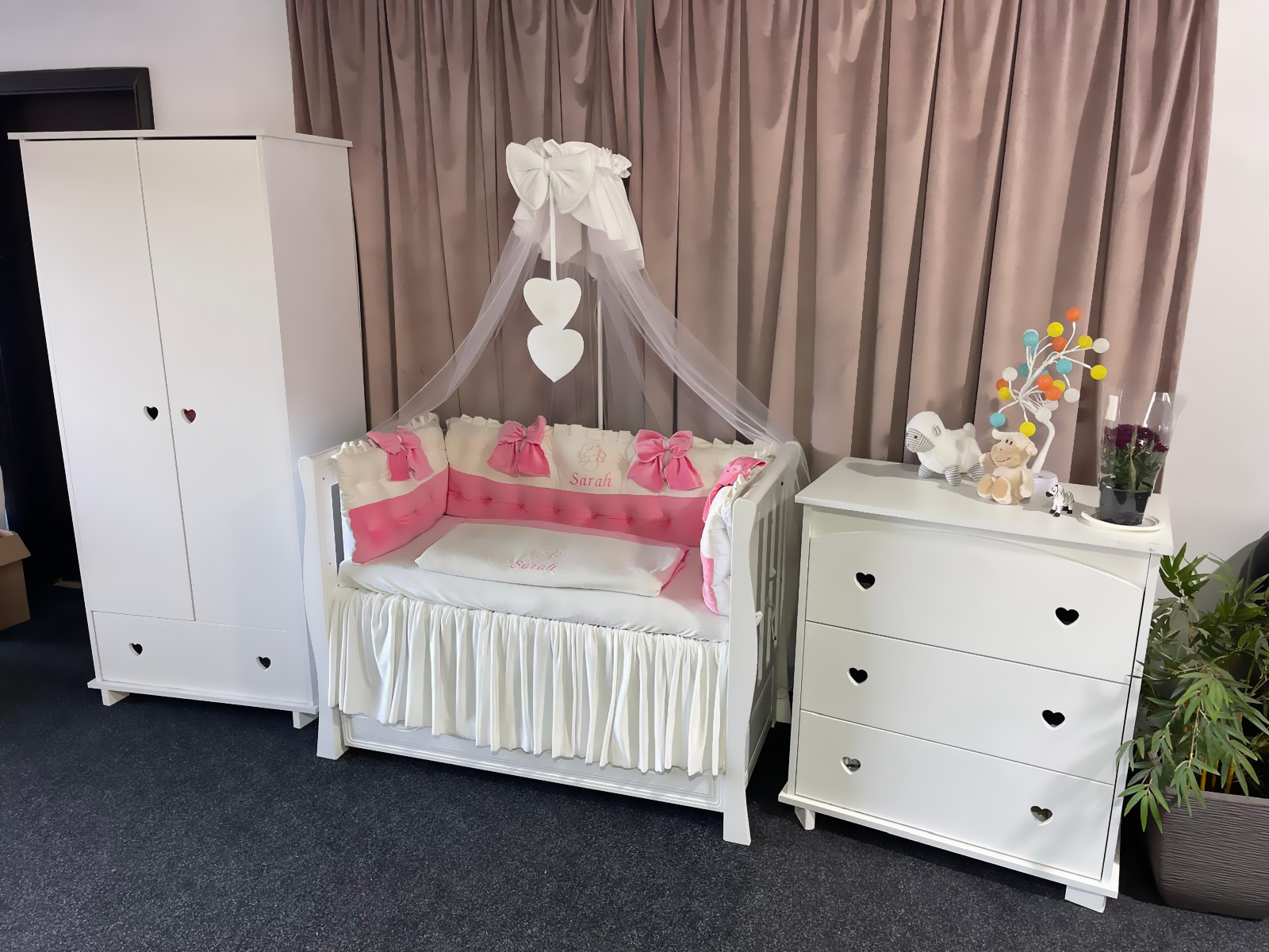 Set 11 piese Royal Catifea White–Pink – lenjerie pătuț premium, personalizabilă, din catifea alb-roz pentru bebeluși – PeppiBambini - imagine 5