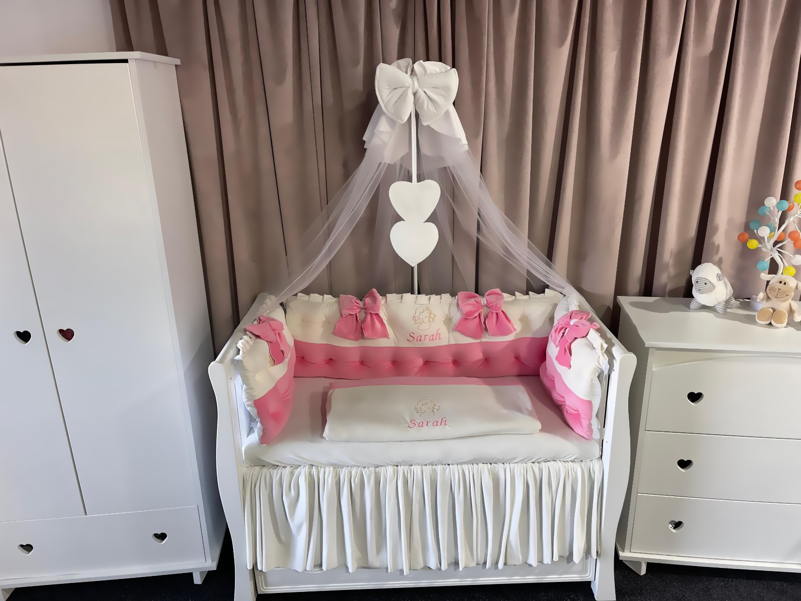 Set 11 piese Royal Catifea White–Pink – lenjerie pătuț premium, personalizabilă, din catifea alb-roz pentru bebeluși – PeppiBambini - imagine 4