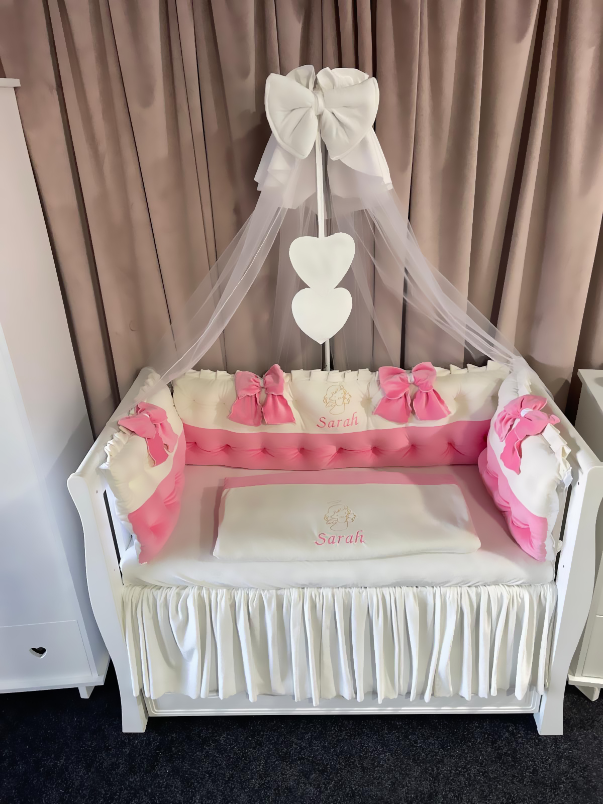 Set 11 piese Royal Catifea White–Pink – lenjerie pătuț premium, personalizabilă, din catifea alb-roz pentru bebeluși – PeppiBambini - imagine 3