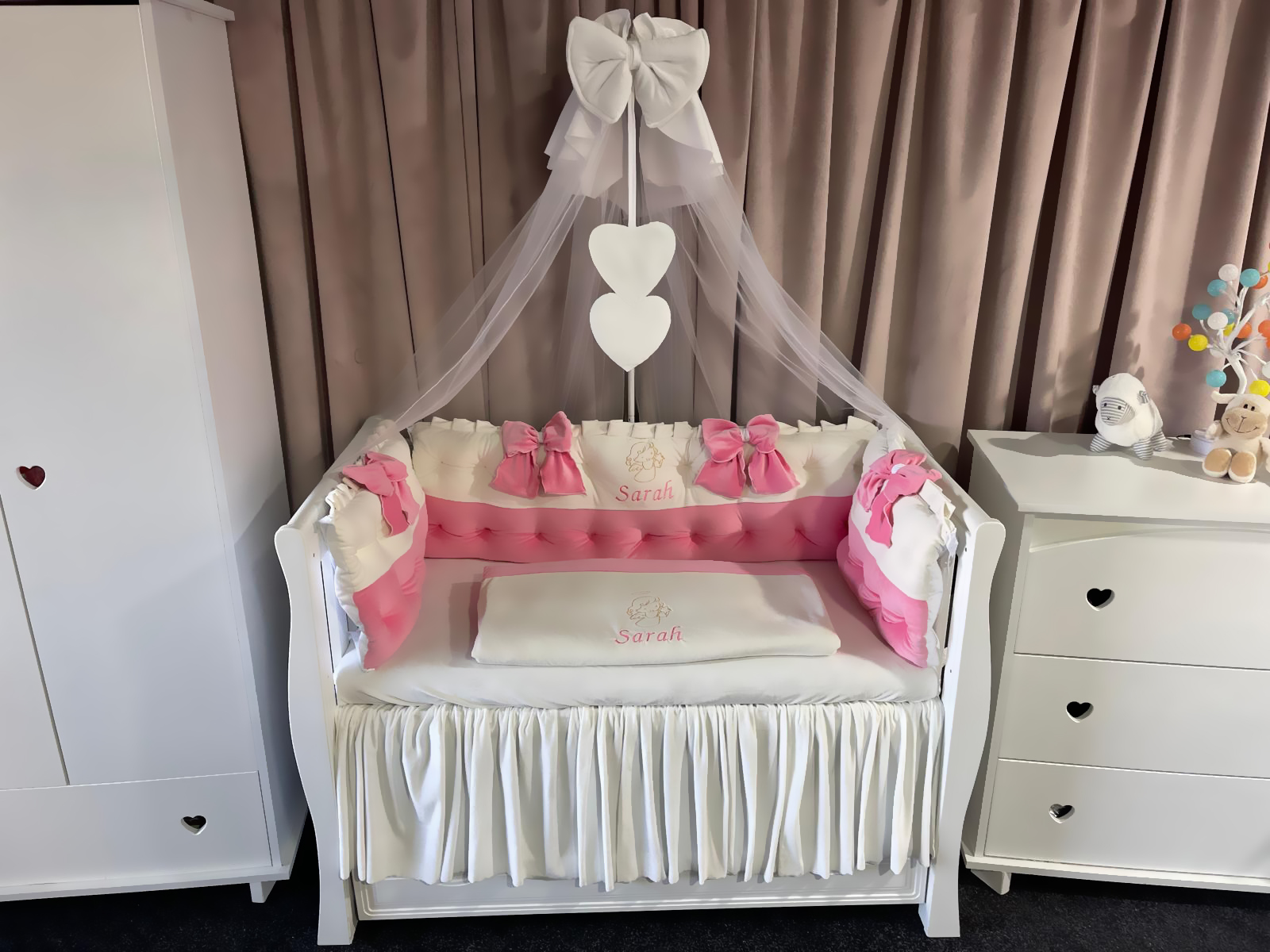 Set 11 piese Royal Catifea White–Pink – lenjerie pătuț premium, personalizabilă, din catifea alb-roz pentru bebeluși – PeppiBambini - imagine 8