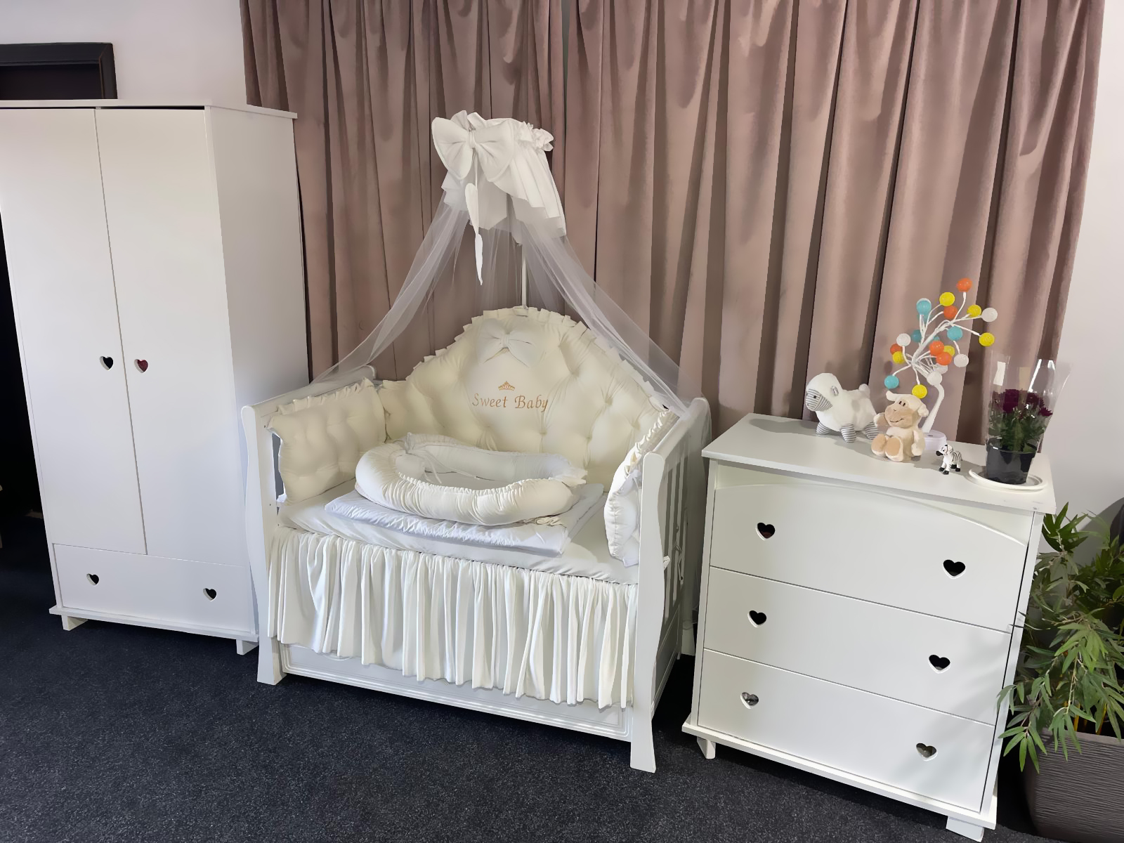 Set 11 piese Royal Catifea White – lenjerie pătuț premium, personalizabilă, din catifea albă moale pentru bebeluși – PeppiBambini - imagine 7