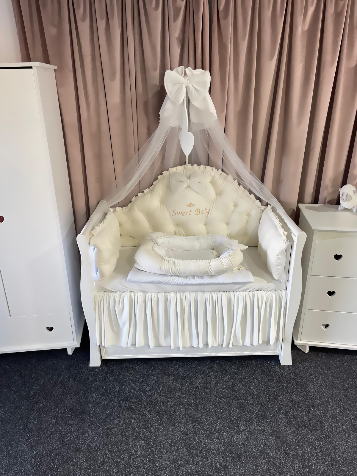 Set 11 piese Royal Catifea White – lenjerie pătuț premium, personalizabilă, din catifea albă moale pentru bebeluși – PeppiBambini - imagine 6