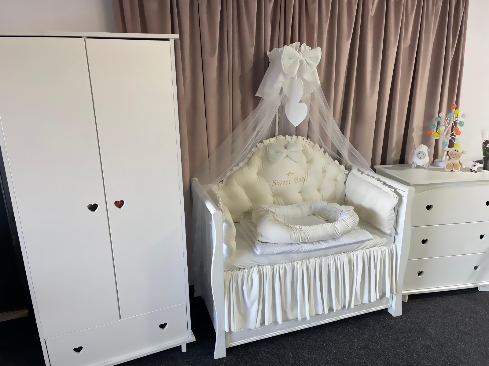 Set 11 piese Royal Catifea White – lenjerie pătuț premium, personalizabilă, din catifea albă moale pentru bebeluși – PeppiBambini - imagine 5