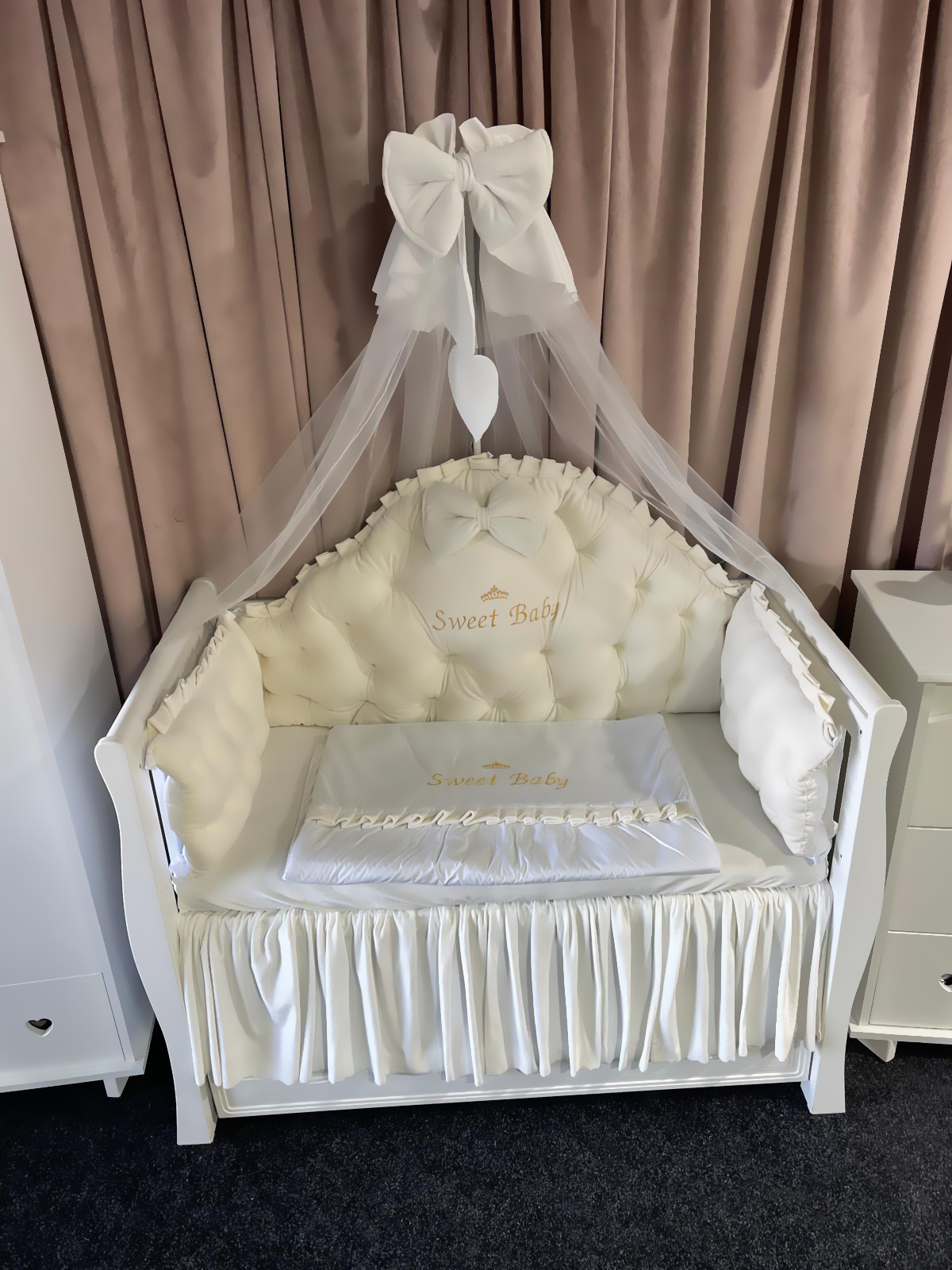 Set 11 piese Royal Catifea White – lenjerie pătuț premium, personalizabilă, din catifea albă moale pentru bebeluși – PeppiBambini - imagine 4