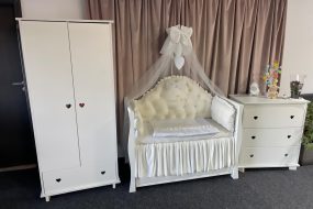 Set 11 piese Royal Catifea White – lenjerie pătuț premium, personalizabilă, din catifea albă moale pentru bebeluși – PeppiBambini