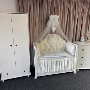 Set 11 piese Royal Catifea White – lenjerie pătuț premium, personalizabilă, din catifea albă moale pentru bebeluși – PeppiBambini
