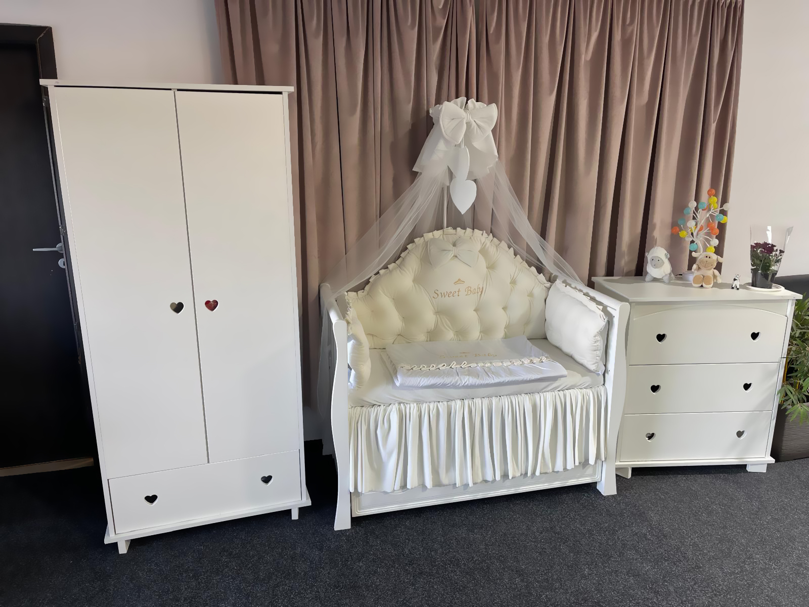 Set 11 piese Royal Catifea White – lenjerie pătuț premium, personalizabilă, din catifea albă moale pentru bebeluși – PeppiBambini