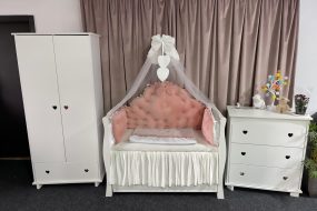 Set 11 piese Regal Catifea Pink – lenjerie pătuț premium, personalizabilă, cu broderie elegantă pentru bebeluși – PeppiBambini