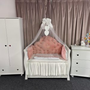 Set 11 piese Regal Catifea Pink – lenjerie pătuț premium, personalizabilă, cu broderie elegantă pentru bebeluși – PeppiBambini