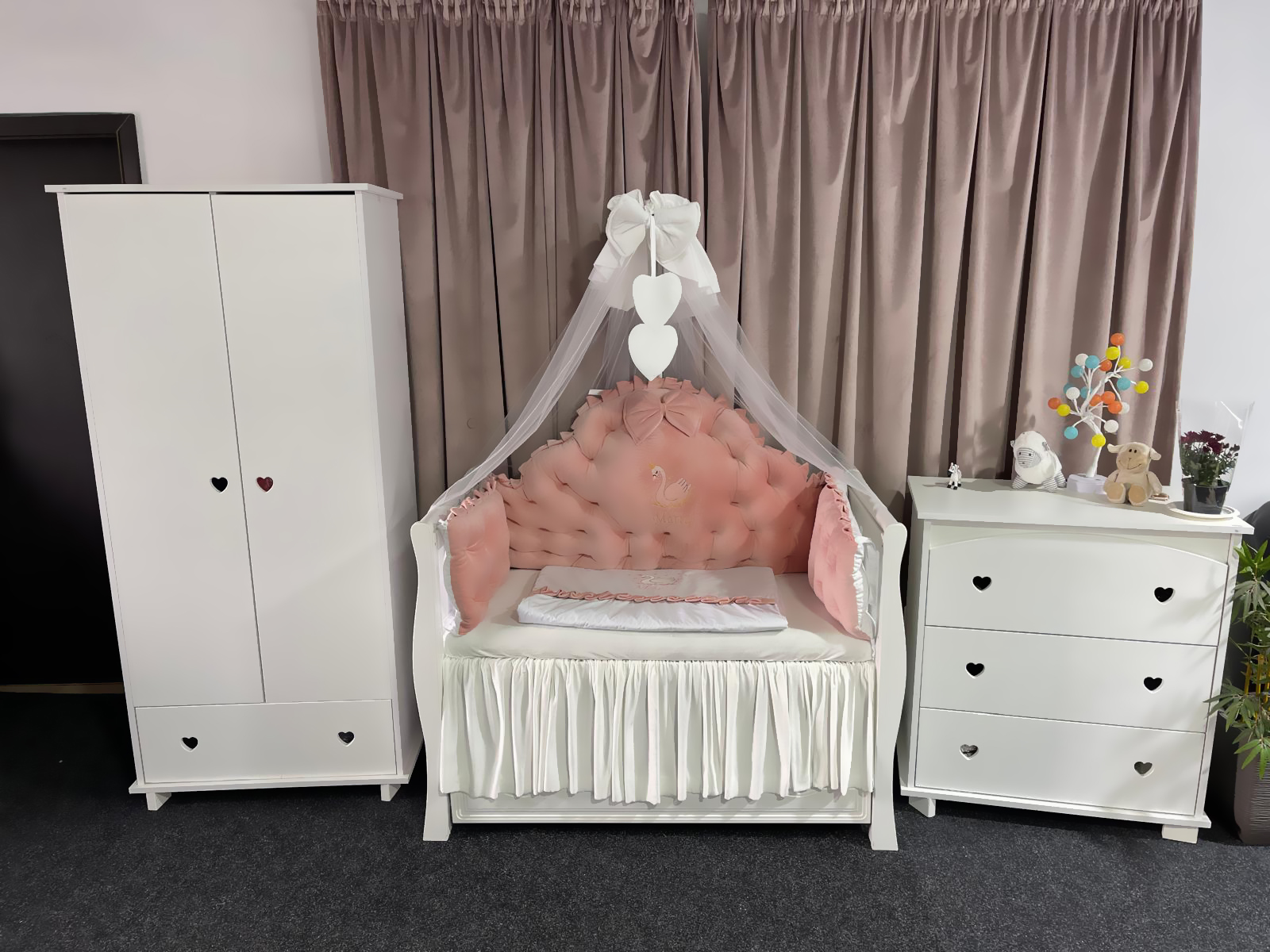 Set 11 piese Regal Catifea Pink – lenjerie pătuț premium, personalizabilă, cu broderie elegantă pentru bebeluși – PeppiBambini