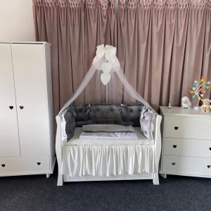 Set 11 piese Royal Catifea Grey – lenjerie pătuț premium, personalizabilă, cu broderie elegantă pentru bebeluși – PeppiBambini