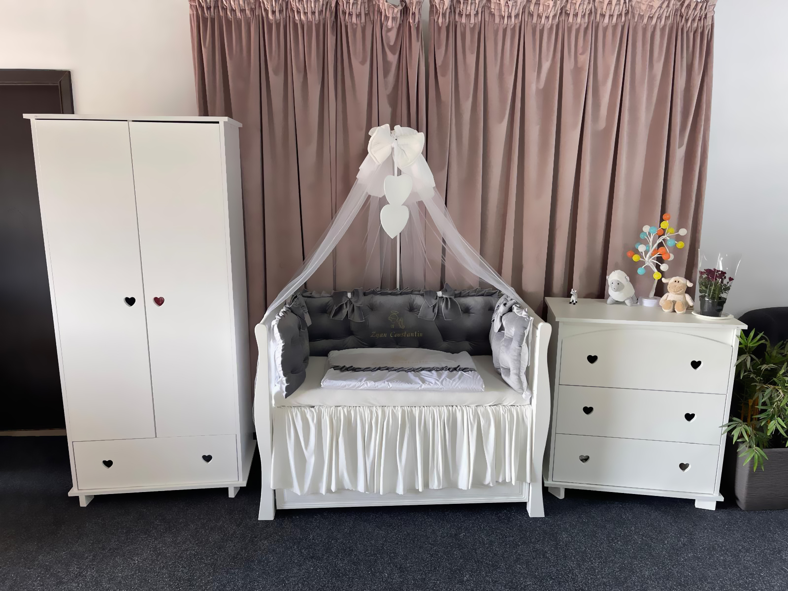 Set 11 piese Royal Catifea Grey – lenjerie pătuț premium, personalizabilă, cu broderie elegantă pentru bebeluși – PeppiBambini