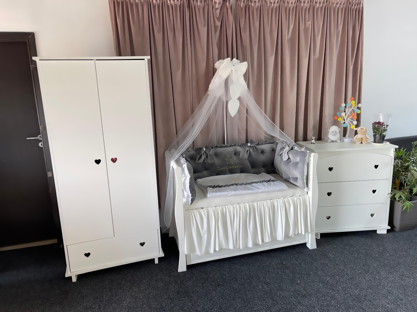 Set 11 piese Royal Catifea Grey – lenjerie pătuț premium, personalizabilă, cu broderie elegantă pentru bebeluși – PeppiBambini - imagine 7