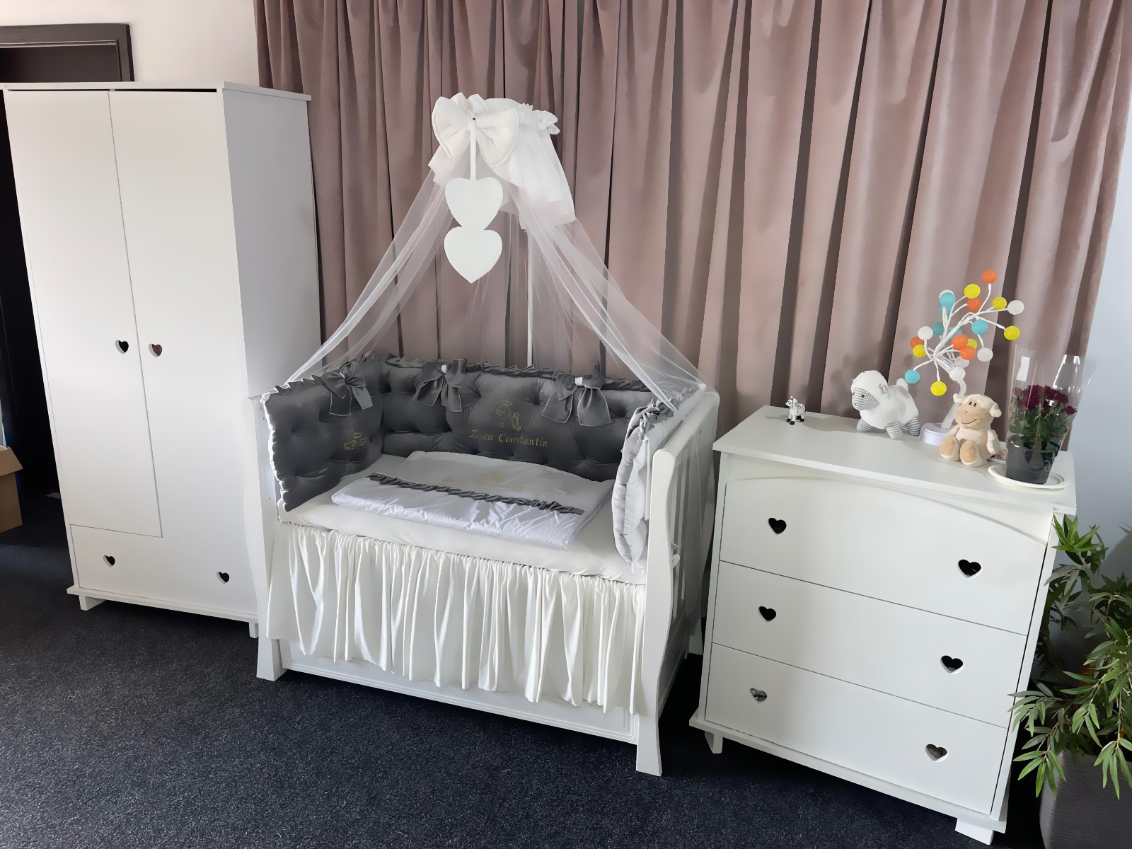Set 11 piese Royal Catifea Grey – lenjerie pătuț premium, personalizabilă, cu broderie elegantă pentru bebeluși – PeppiBambini - imagine 6