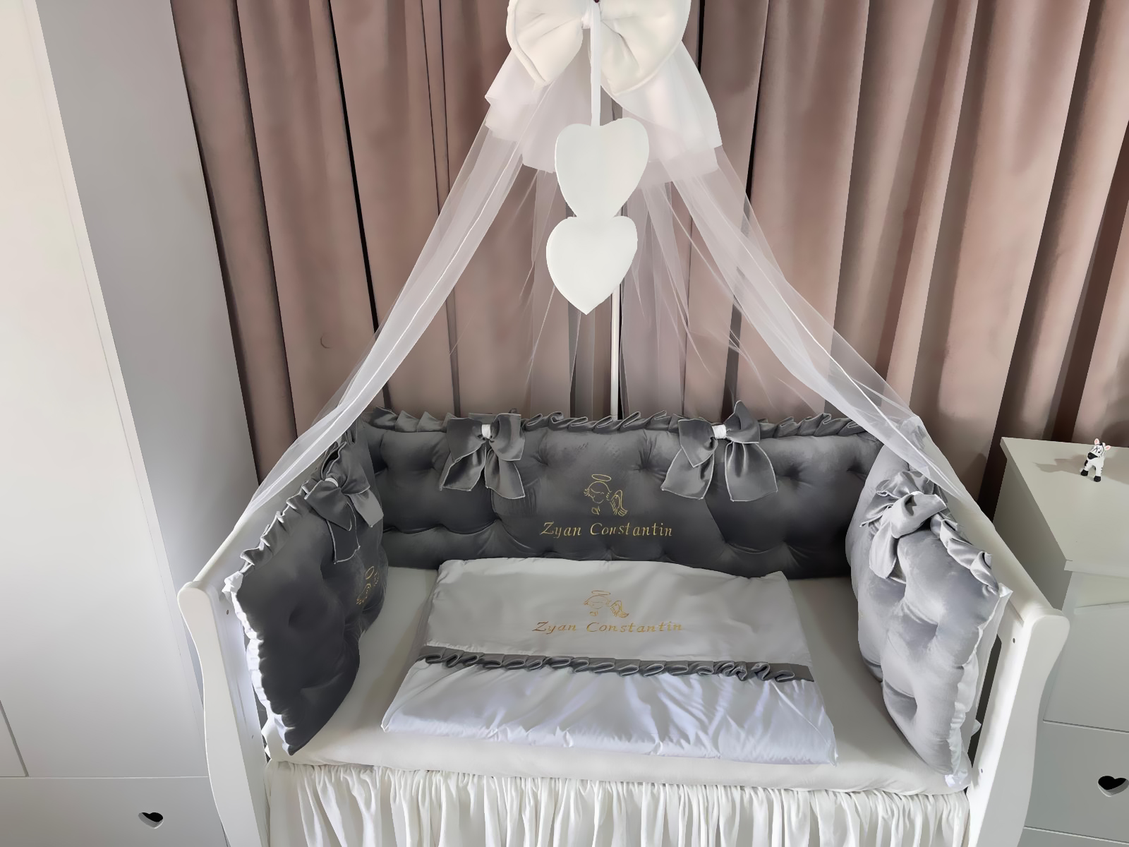 Set 11 piese Royal Catifea Grey – lenjerie pătuț premium, personalizabilă, cu broderie elegantă pentru bebeluși – PeppiBambini - imagine 5