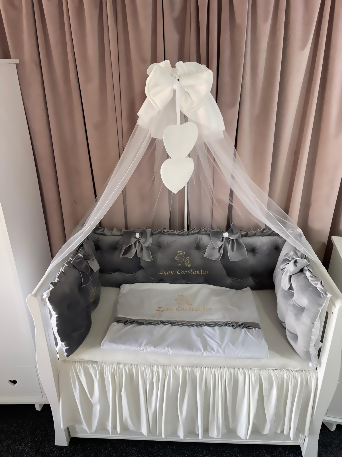 Set 11 piese Royal Catifea Grey – lenjerie pătuț premium, personalizabilă, cu broderie elegantă pentru bebeluși – PeppiBambini - imagine 4