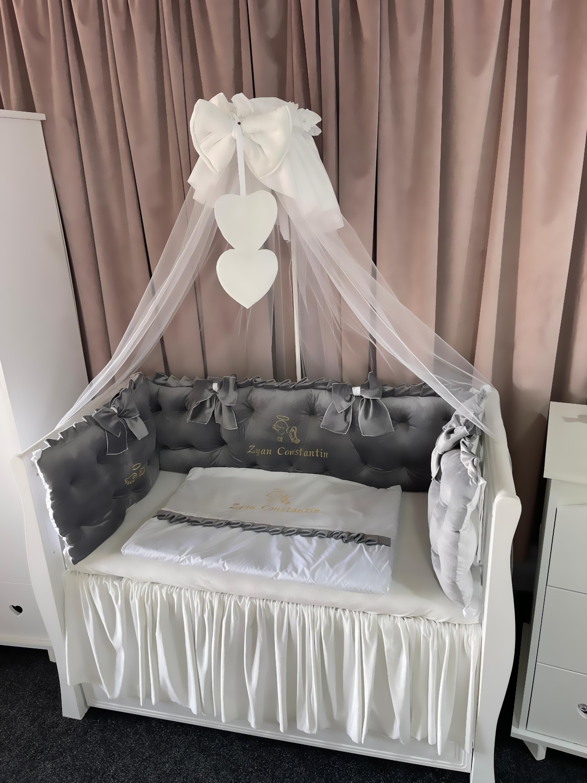 Set 11 piese Royal Catifea Grey – lenjerie pătuț premium, personalizabilă, cu broderie elegantă pentru bebeluși – PeppiBambini - imagine 3