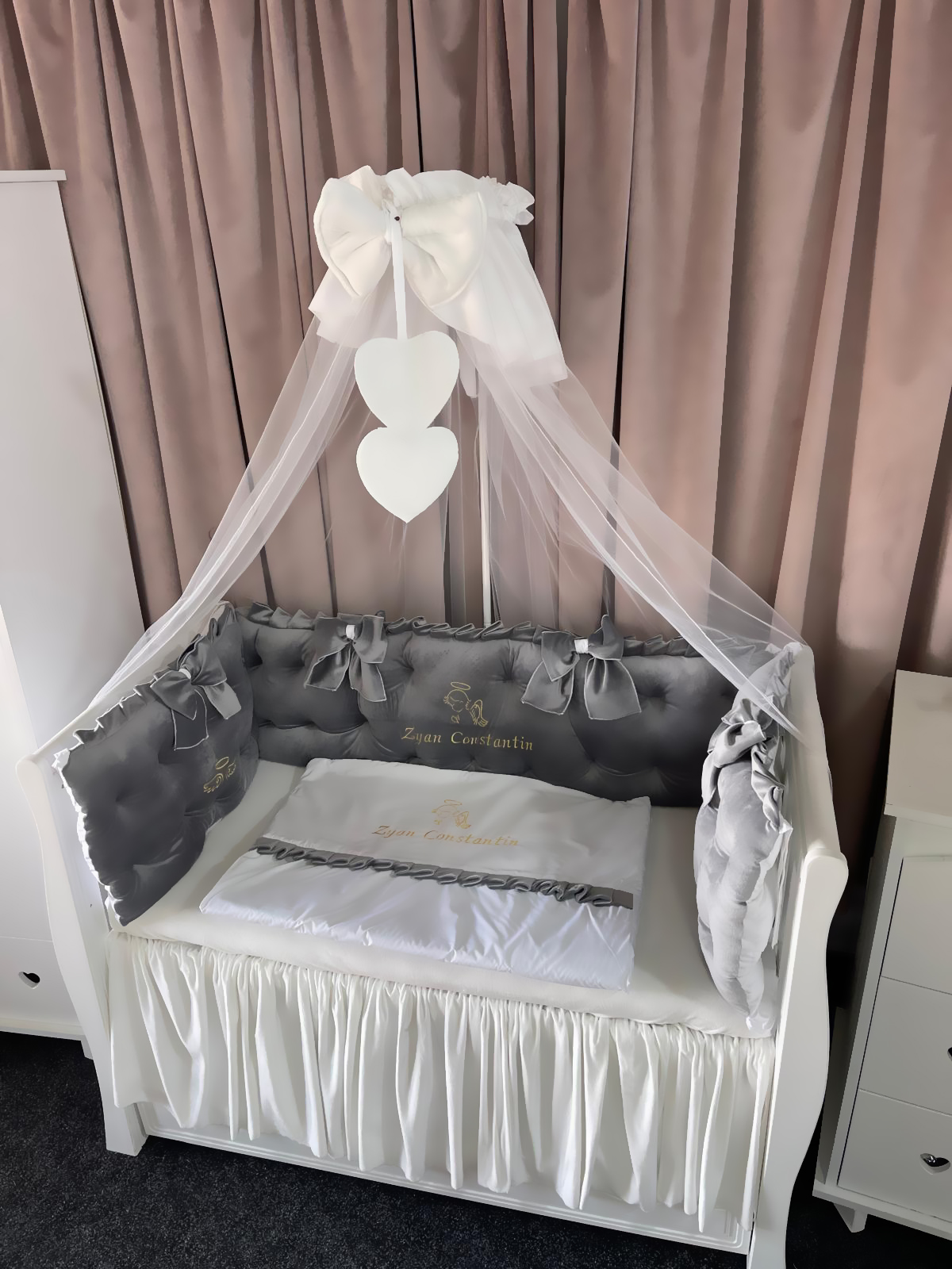 Set 11 piese Royal Catifea Grey – lenjerie pătuț premium, personalizabilă, cu broderie elegantă pentru bebeluși – PeppiBambini - imagine 2