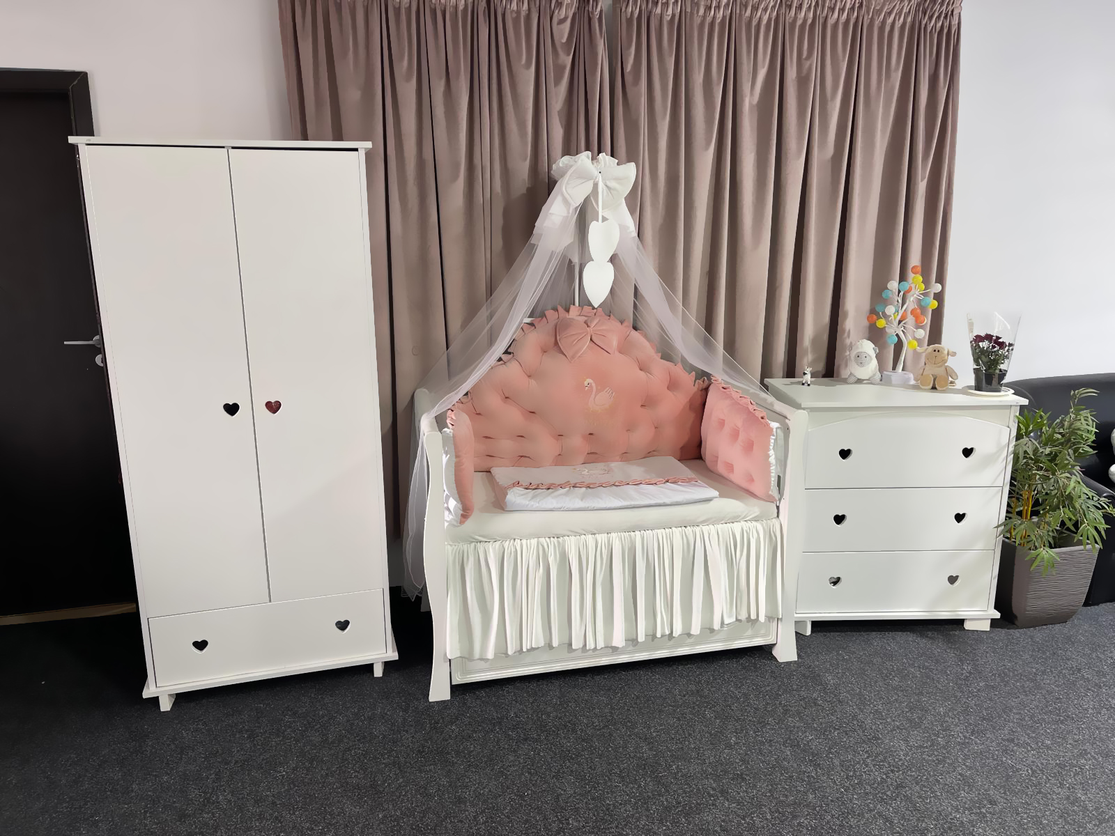 Set 11 piese Regal Catifea Pink – lenjerie pătuț premium, personalizabilă, cu broderie elegantă pentru bebeluși – PeppiBambini - imagine 7