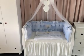 Set 11 piese Royal Catifea Blue – lenjerie pătuț premium pentru băieței, personalizabilă cu broderie elegantă – PeppiBambini