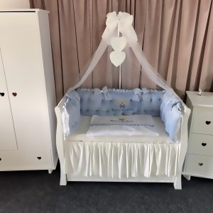 Set 11 piese Royal Catifea Blue – lenjerie pătuț premium pentru băieței, personalizabilă cu broderie elegantă – PeppiBambini