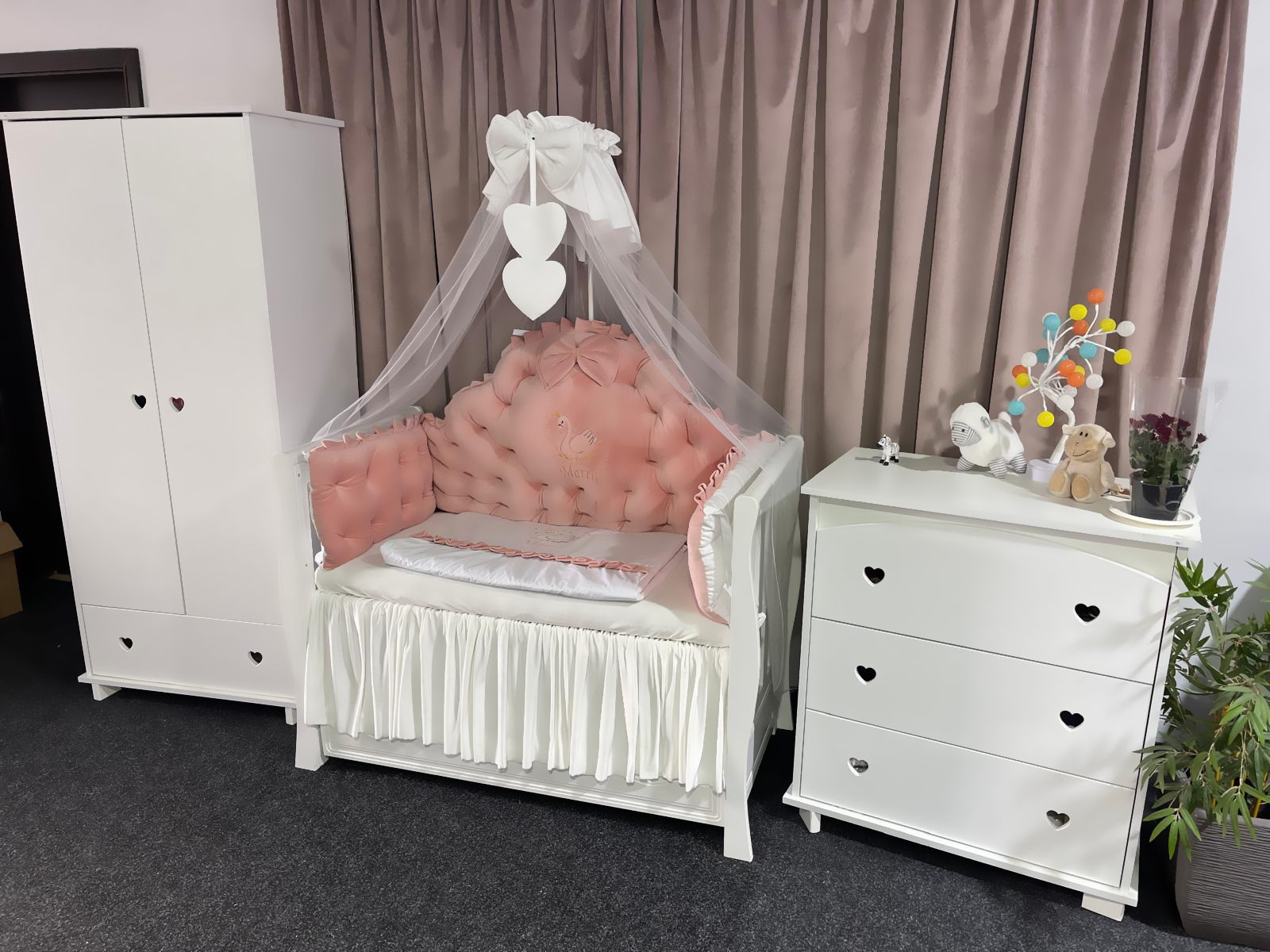 Set 11 piese Regal Catifea Pink – lenjerie pătuț premium, personalizabilă, cu broderie elegantă pentru bebeluși – PeppiBambini - imagine 6