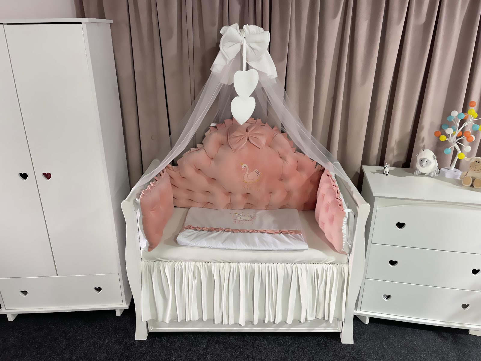 Set 11 piese Regal Catifea Pink – lenjerie pătuț premium, personalizabilă, cu broderie elegantă pentru bebeluși – PeppiBambini - imagine 5