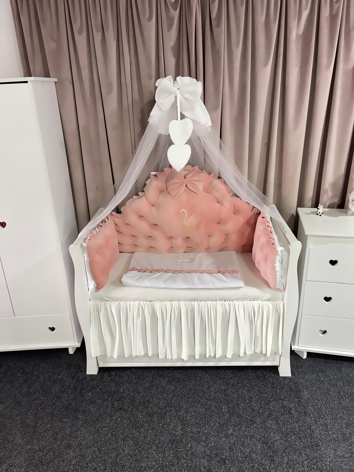 Set 11 piese Regal Catifea Pink – lenjerie pătuț premium, personalizabilă, cu broderie elegantă pentru bebeluși – PeppiBambini - imagine 4