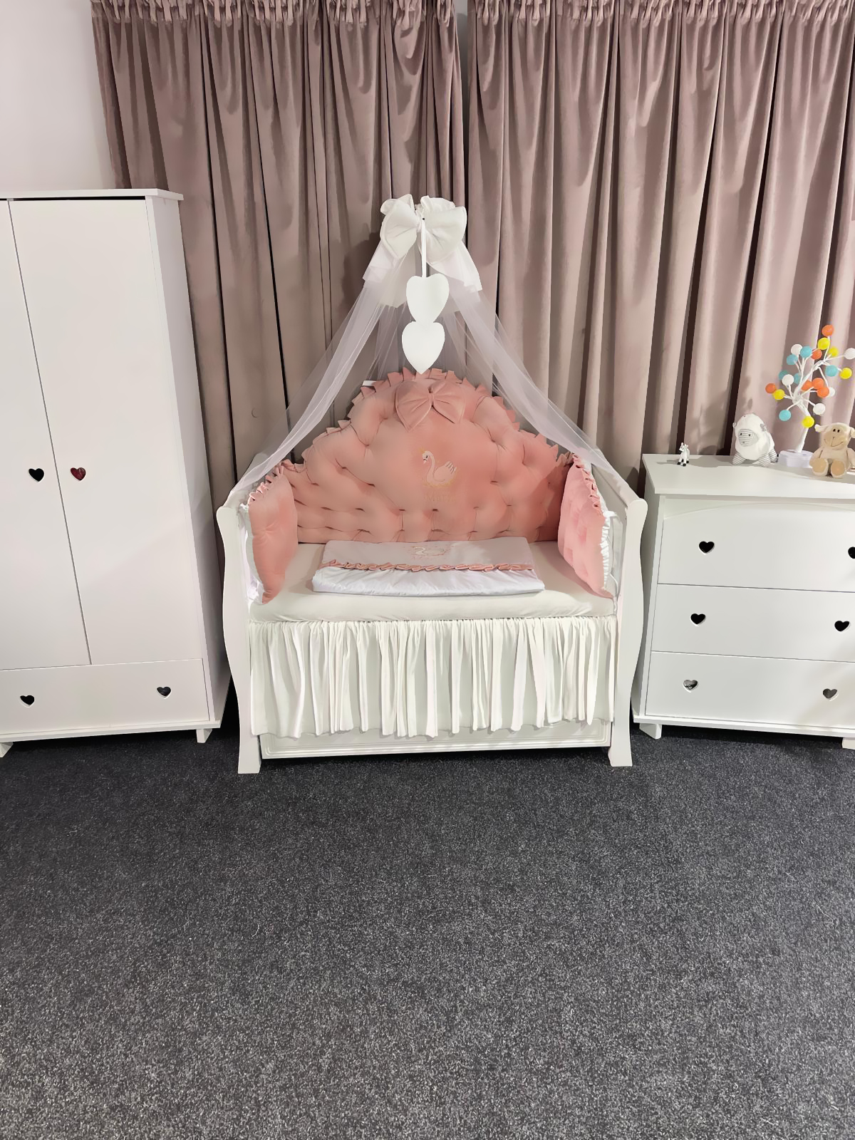 Set 11 piese Regal Catifea Pink – lenjerie pătuț premium, personalizabilă, cu broderie elegantă pentru bebeluși – PeppiBambini - imagine 3