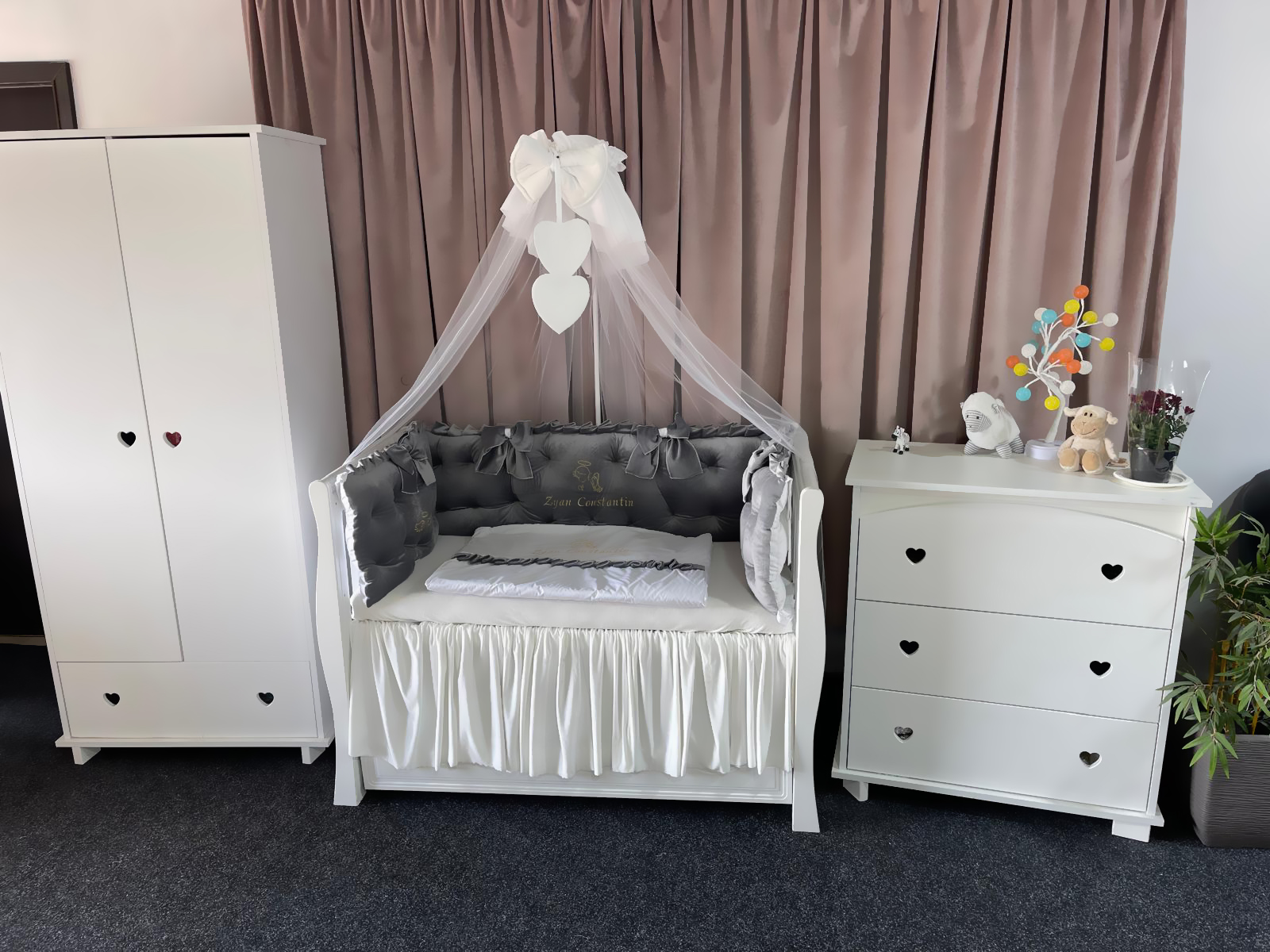 Set 11 piese Royal Catifea Grey – lenjerie pătuț premium, personalizabilă, cu broderie elegantă pentru bebeluși – PeppiBambini - imagine 9